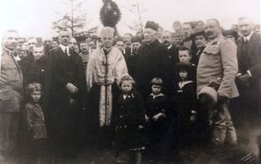 1916 Kazimierz Oborski za księdzem