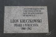 Pamiątkowa tablica na pomniku Kruczkowskiego Leona 