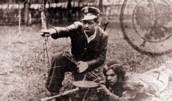 Dymitr Ilienko instruuje podwładnego na ćwiczeniach