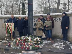 Uroczyste złożenie kwiatów na Powązkach