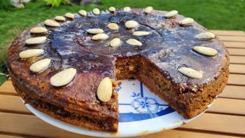 Tort z nieobieranych migdałów