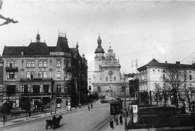 Lwów - Plac Halicki i kościół Bernadynów