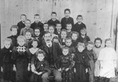 Wolny Konstanty z klasą Katolickiej Szkoły Ludowej w Bujakowie ok. 1887 r.