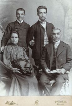 Franciszek Dunin-Wąsowicz i Katarzyna Maźniak z synami Karolem (z lewej) i Michałem