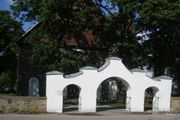 Brama prowdząca na teren kościoła p.w  Zwiastowania Najświętszej Marii Panny. Žemalė