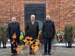 Złożenie zniczy w Cytadeli Warszawskiej