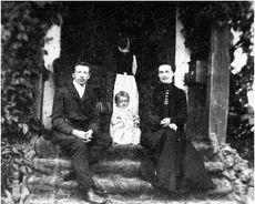 Edwin Ignacy z rodzicami i opiekunką