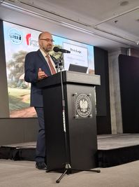 Prezes Marcin Niewalda podczas prelekcji