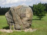 Kamień   z tablicą   kierująca do  Dworu z 1684  r   w   Paragiai