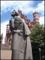Pomnik Adama Mickiewicza koło kościoła bernardynów w Wilnie